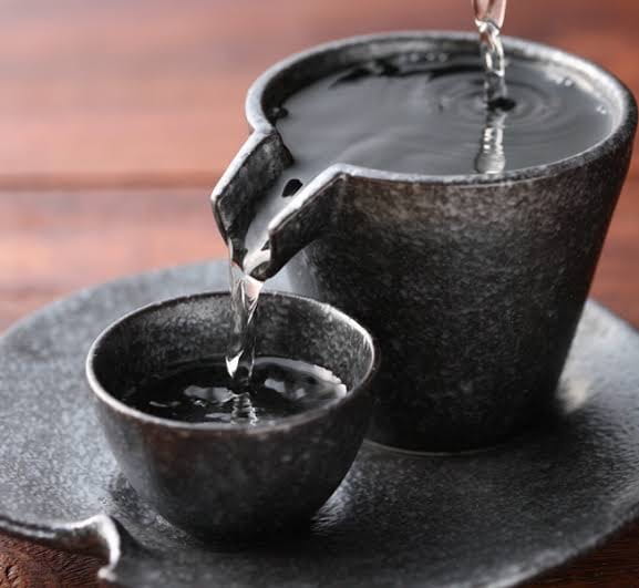 日本酒をお猪口に注いでいる様子